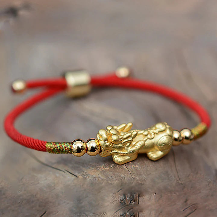 Pulsera de hilo rojo PiXiu Luck chapada en oro de 24K