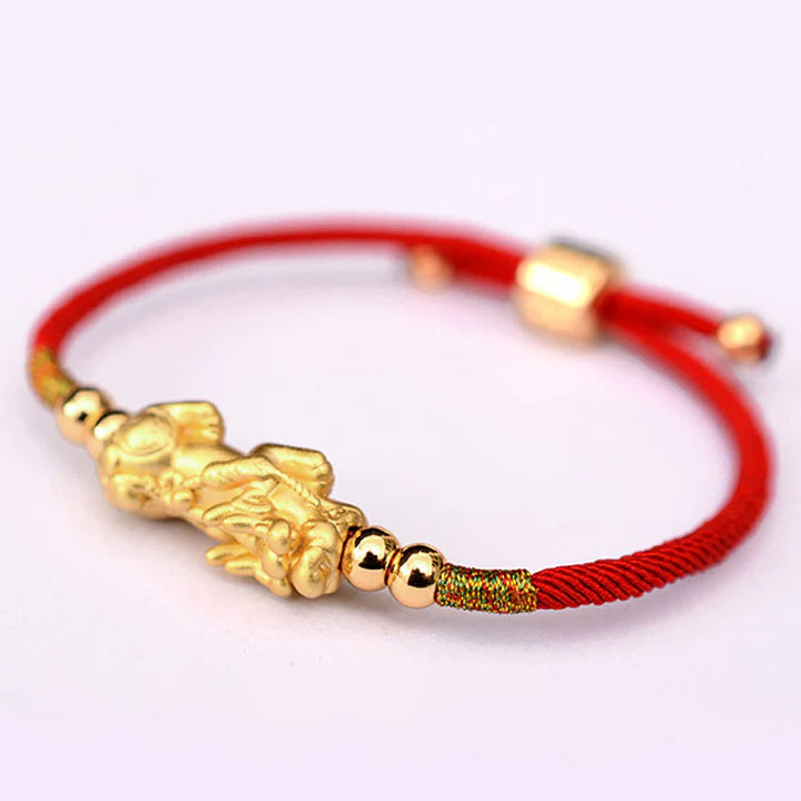 Pulsera de hilo rojo PiXiu Luck chapada en oro de 24K