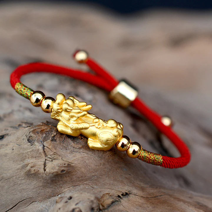 Pulsera de hilo rojo PiXiu Luck chapada en oro de 24K