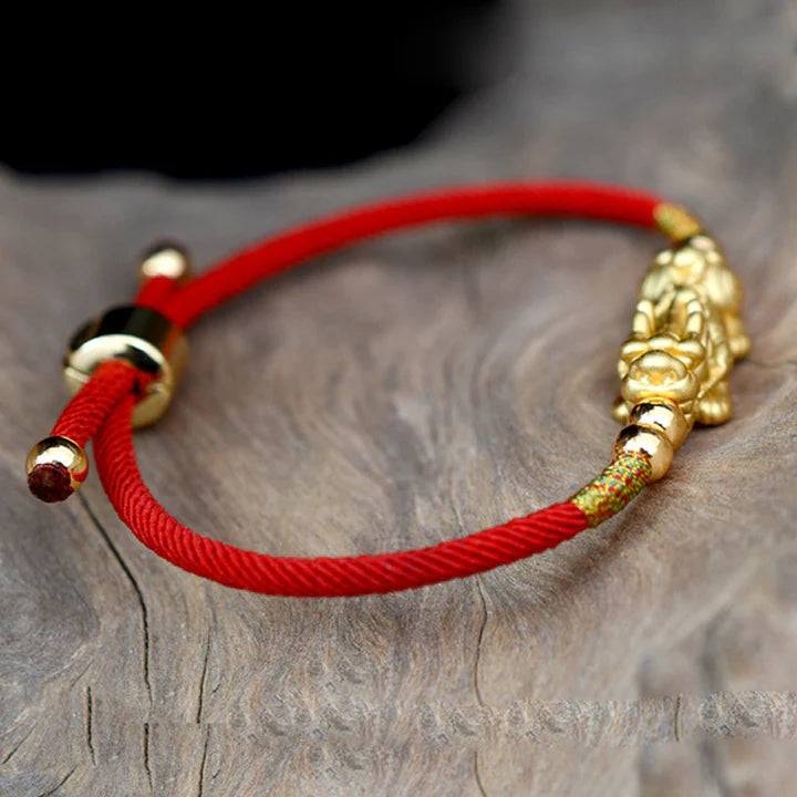 Pulsera de hilo rojo PiXiu Luck chapada en oro de 24K