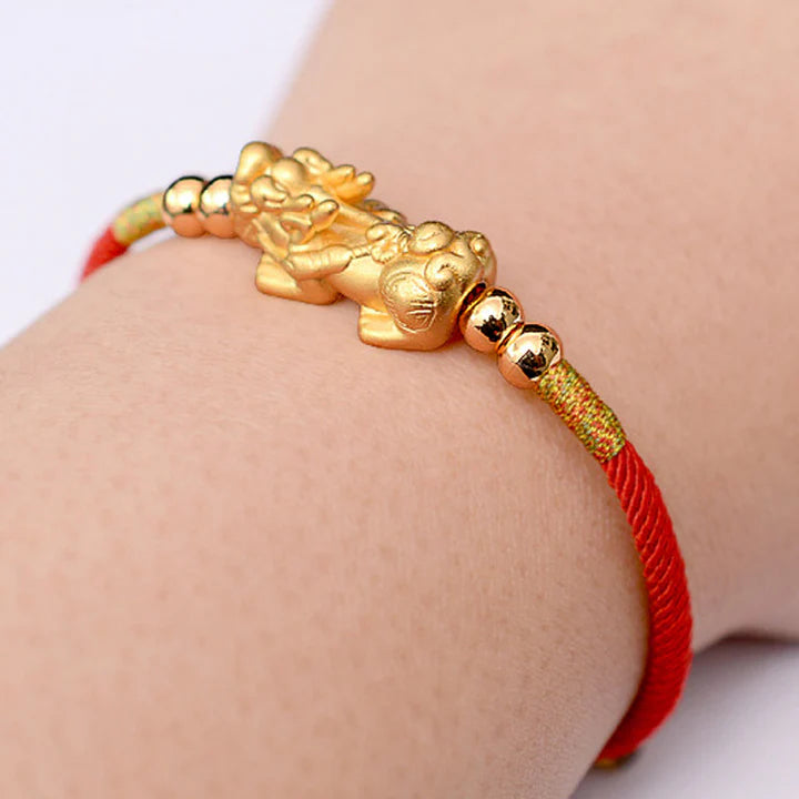 Pulsera de hilo rojo PiXiu Luck chapada en oro de 24K