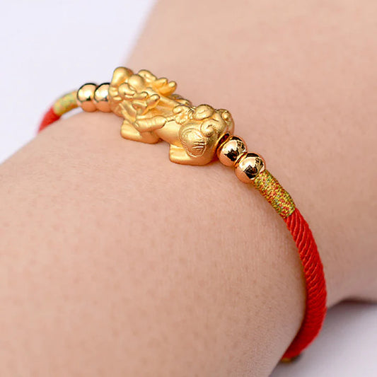 Pulsera de hilo rojo PiXiu Luck chapada en oro de 24K